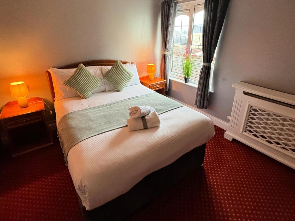 Postel nebo postele na pokoji v ubytování The Killarney Grand