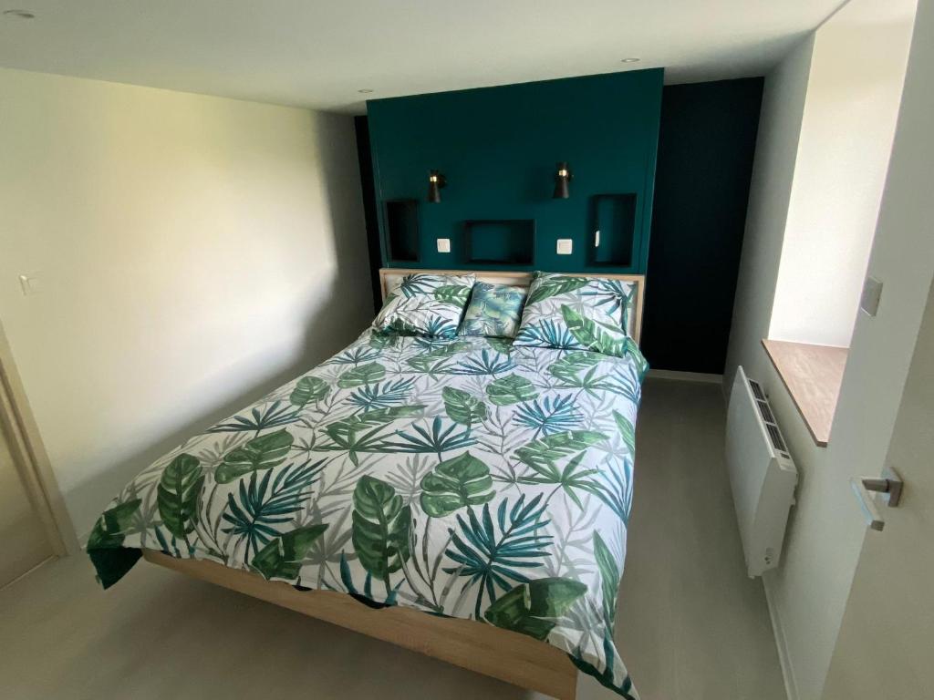 Posteľ alebo postele v izbe v ubytovaní Gîte de charme avec sauna, spa et terrain de pétanque à Plombières-les-Bains, idéal en famille - FR-1-589-432