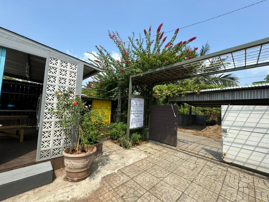 a entrance to a building with a gate and plants at Lọ Lem home stay in Vĩnh Long