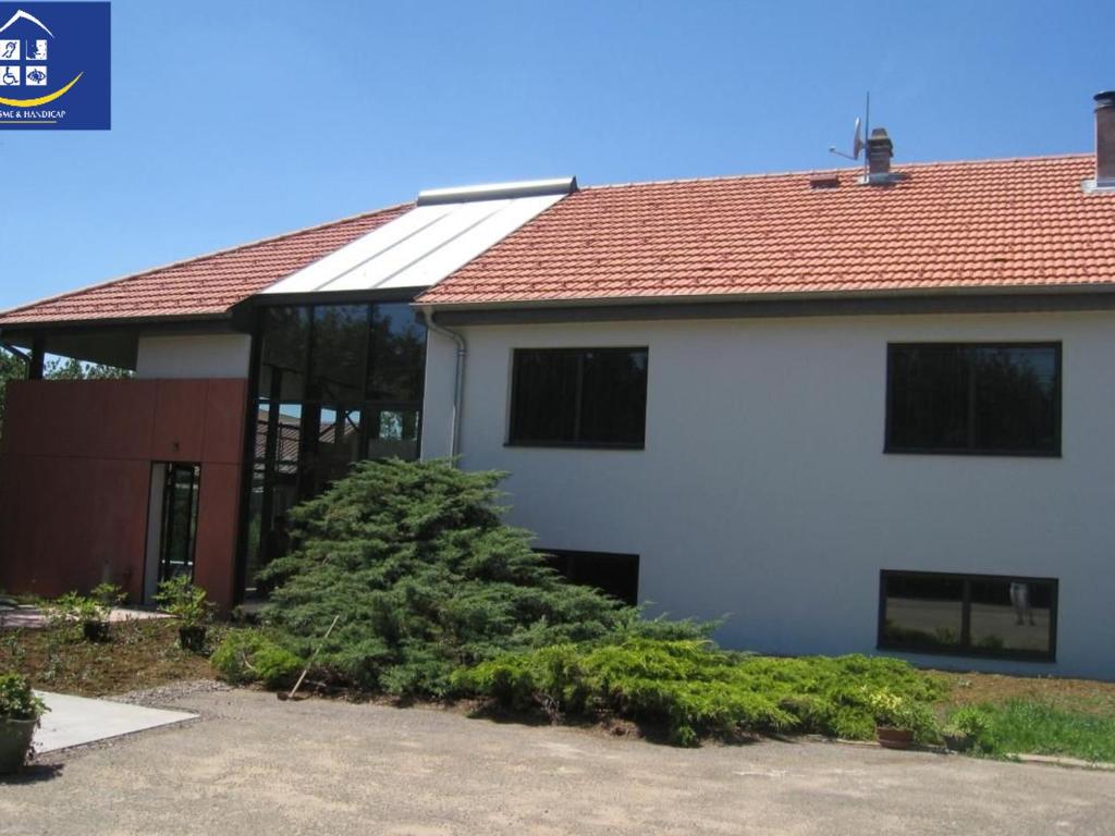 une maison avec un arbre de Noël en face dans l'établissement Écogîte avec Terrasse et Jardin Privatif pour Familles - FR-1-584-187, à Havange