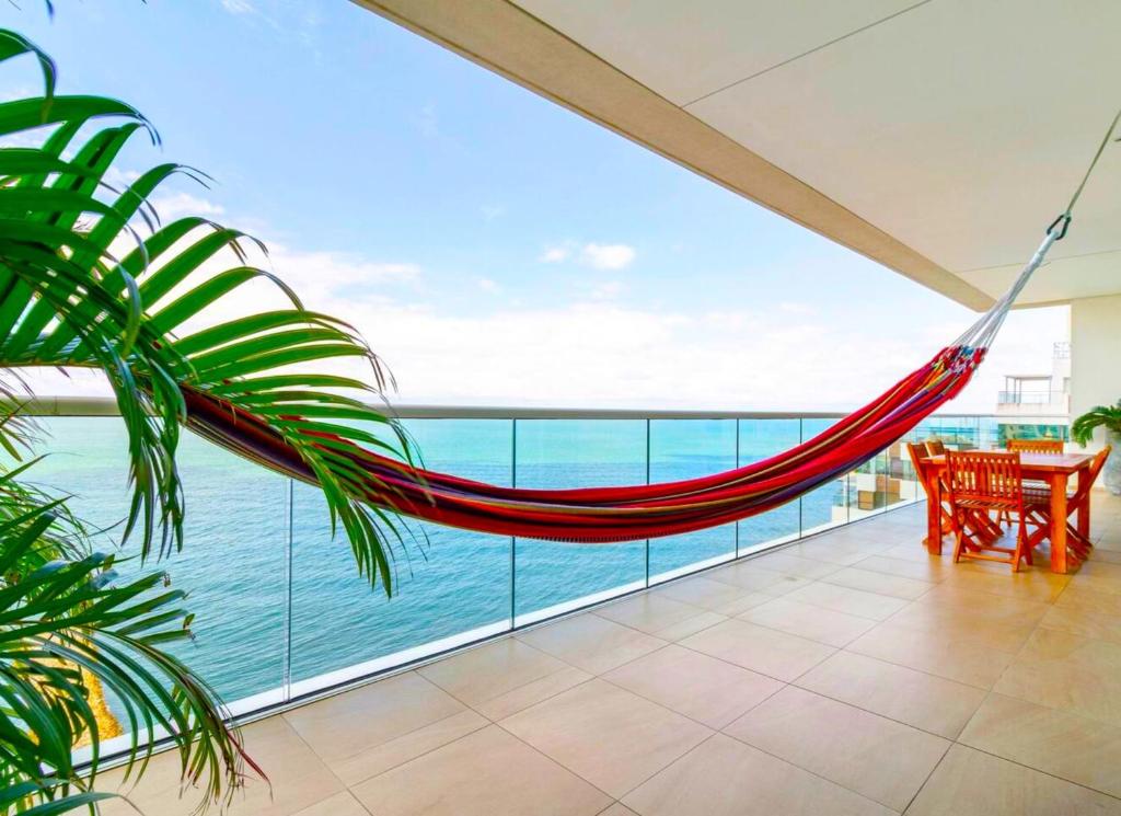 - un hamac dans une chambre avec vue sur l'océan dans l'établissement Apartasuites Edificio H2 - Vistas al Mar & Bahia, à Carthagène des Indes