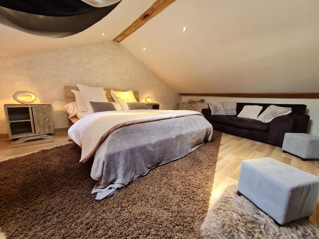 1 dormitorio con 1 cama grande y 1 sofá en Guestroom Bouxières-aux-Chênes, 1 pièce, 4 personnes - FR-1-584-194 