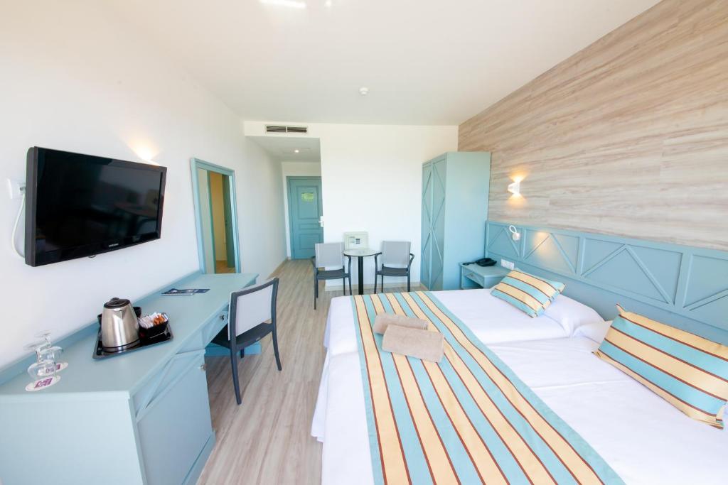 Postel nebo postele na pokoji v ubytování Kn Hotel Matas Blancas - Solo Adultos