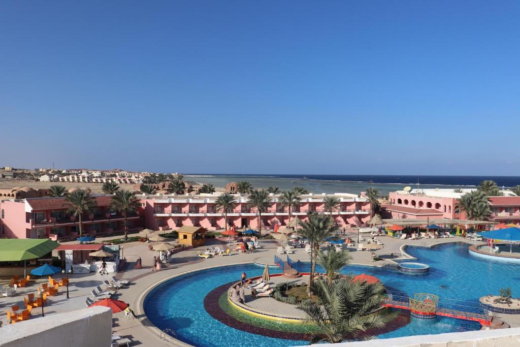 un complejo con un parque acuático con piscina en MG Alexander The Great Hotel en Marsa Alam