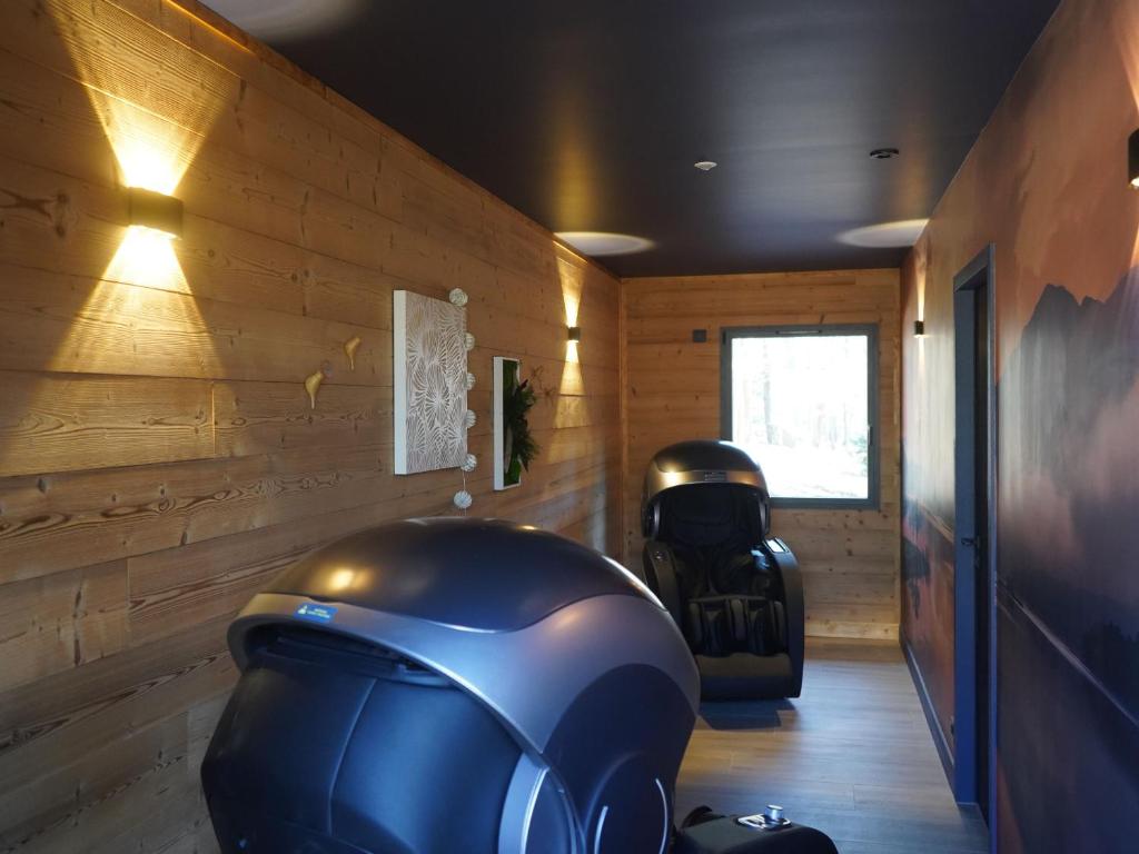Posedenie v ubytovaní Évasion luxueuse avec spa privatif, golf et activités pour tous au Chambon-sur-Lignon - FR-1-582-369