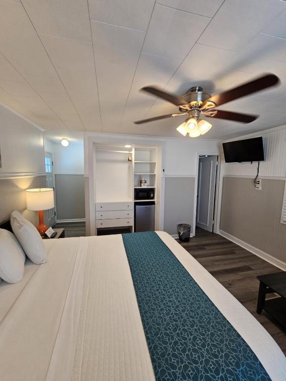 Letto o letti in una camera di Island Guesthouse and Motel OBX