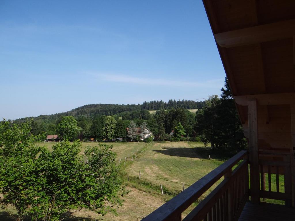 Zdjęcie z galerii obiektu Chalet individuel avec TV, WIFI et cuisine équipée, près de sentiers de randonnée et stations de ski - FR-1-589-472 w mieście Girmont-Val-dʼAjol