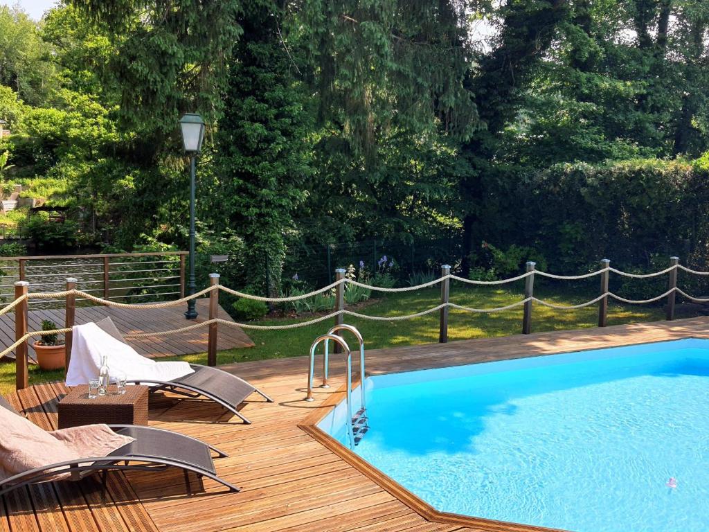 - une piscine sur une terrasse en bois avec des chaises à côté dans l'établissement Guestroom Épinal, 1 pièce, 2 personnes - FR-1-589-473, à Épinal
