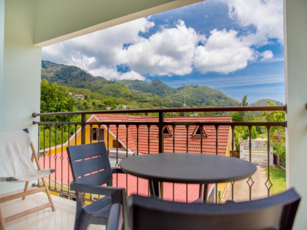 een balkon met een tafel en stoelen en uitzicht bij One bedroom appartement at Au cap 100 m away from the beach with enclosed garden and wifi in Au Cap