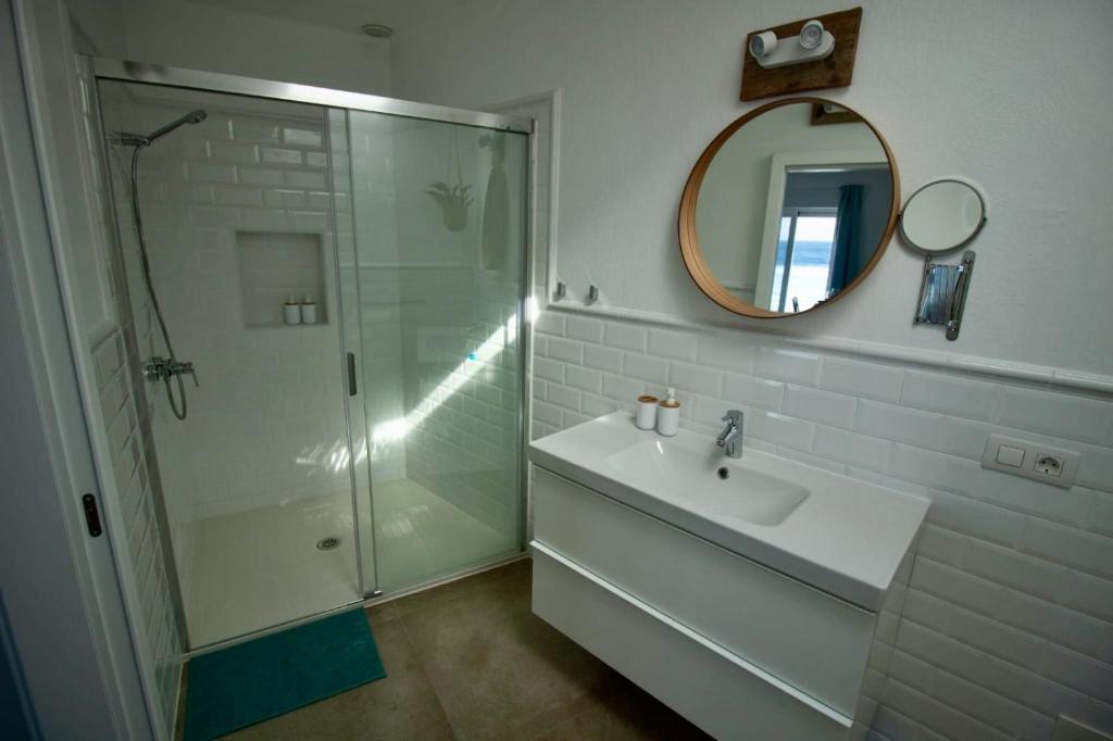 W łazience znajduje się umywalka oraz prysznic z lustrem. w obiekcie Apartamento Valeron w mieście El Golfo