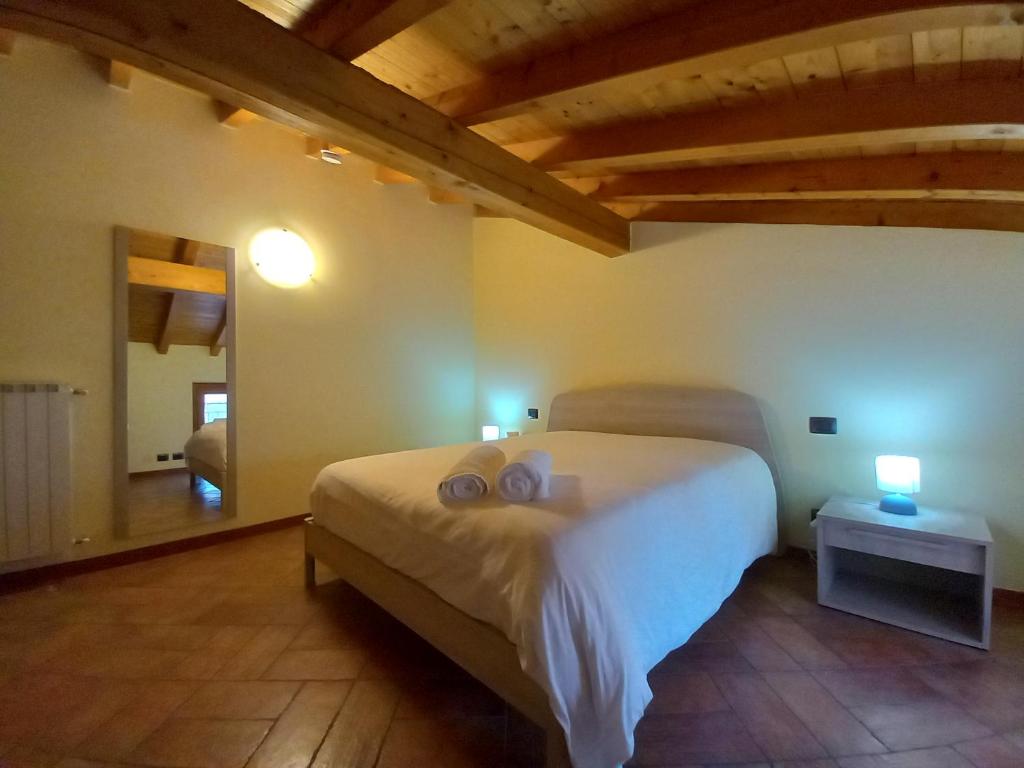 - une chambre avec un lit dans une pièce dotée de plafonds en bois dans l'établissement CASA VACANZE TANIA, à Somendenna