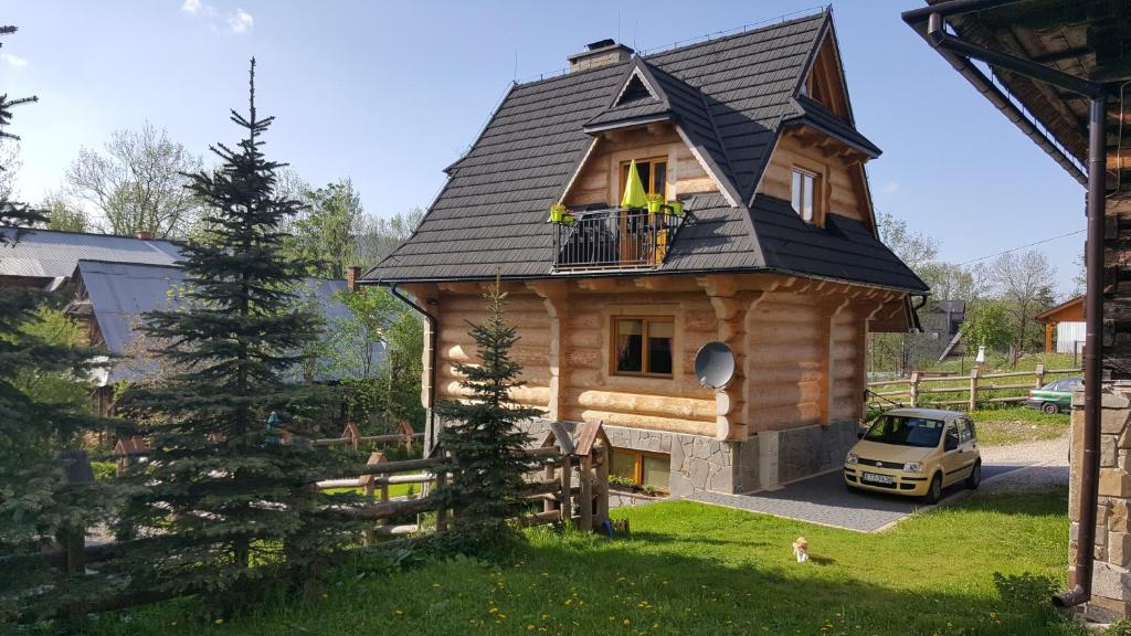 a large wooden house with a gambrel roof at Wynajem u Andzi in Zakopane