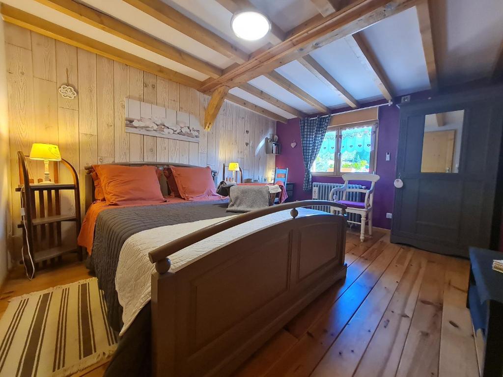 um quarto com uma cama e piso em madeira em Guestroom Rochesson, 1 pièce, 4 personnes - FR-1-589-565 em Rochesson