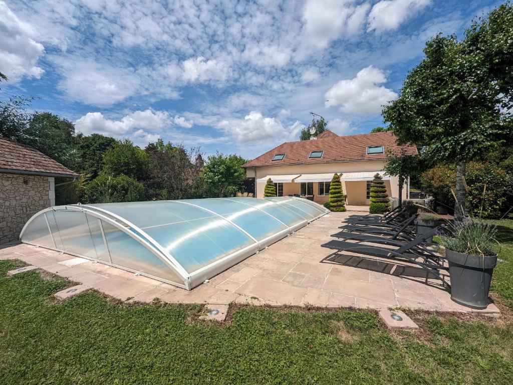 una gran piscina en el patio de una casa en Gîte Louvemont, 4 pièces, 6 personnes - FR-1-611-93, en Louvemont