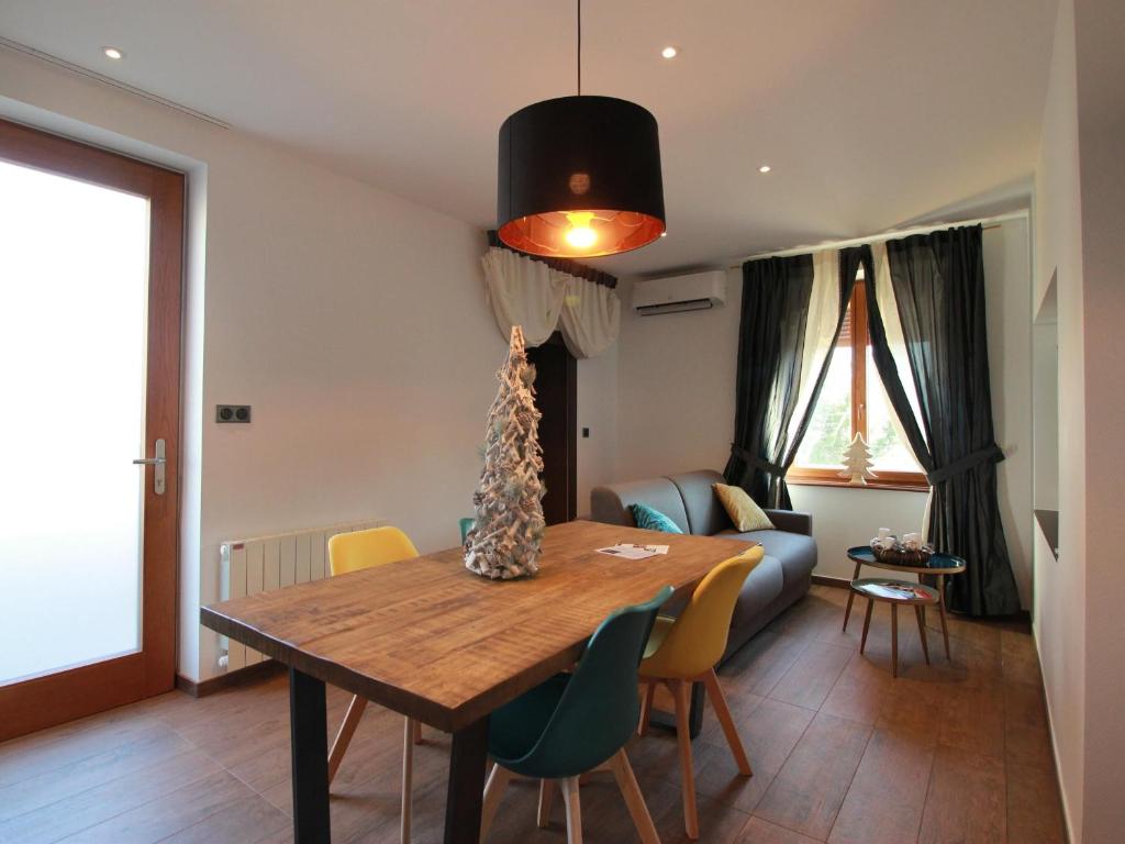 a dining room with a wooden table and chairs at Gîte Alsacien : Terrasse, Sauna Privé, Accès Piscine et Bien-être, Proche Colmar et Route des Vins - FR-1-744-16 in Rouffach