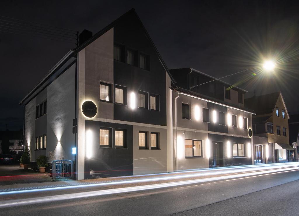 ein Gebäude mit Lichtern an der Seite in der Nacht in der Unterkunft Neckarperle in Edingen-Neckarhausen