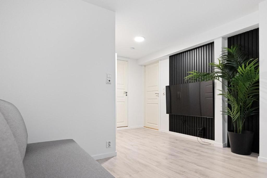 uma sala de estar com televisão e plantas em apartment Bergen em Bergen