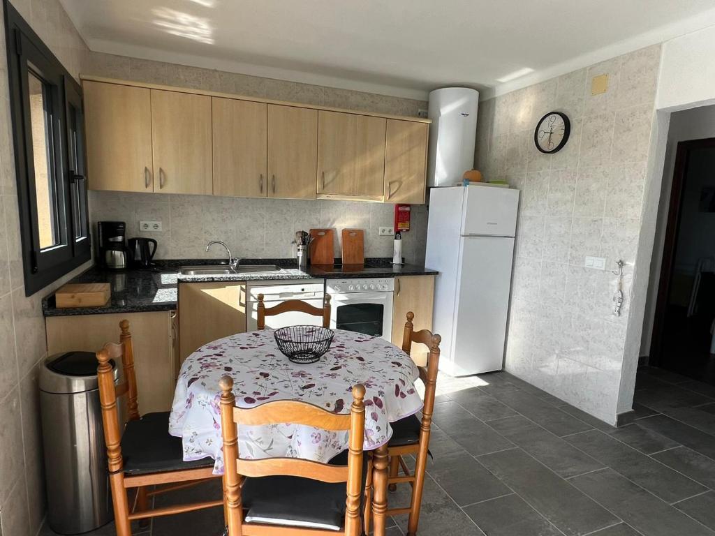 A kitchen or kitchenette at Las Palmeres 6