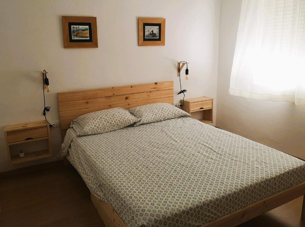 - une chambre avec un lit, deux lampes et une fenêtre dans l'établissement Rincón del Atlántico, à Isla Cristina