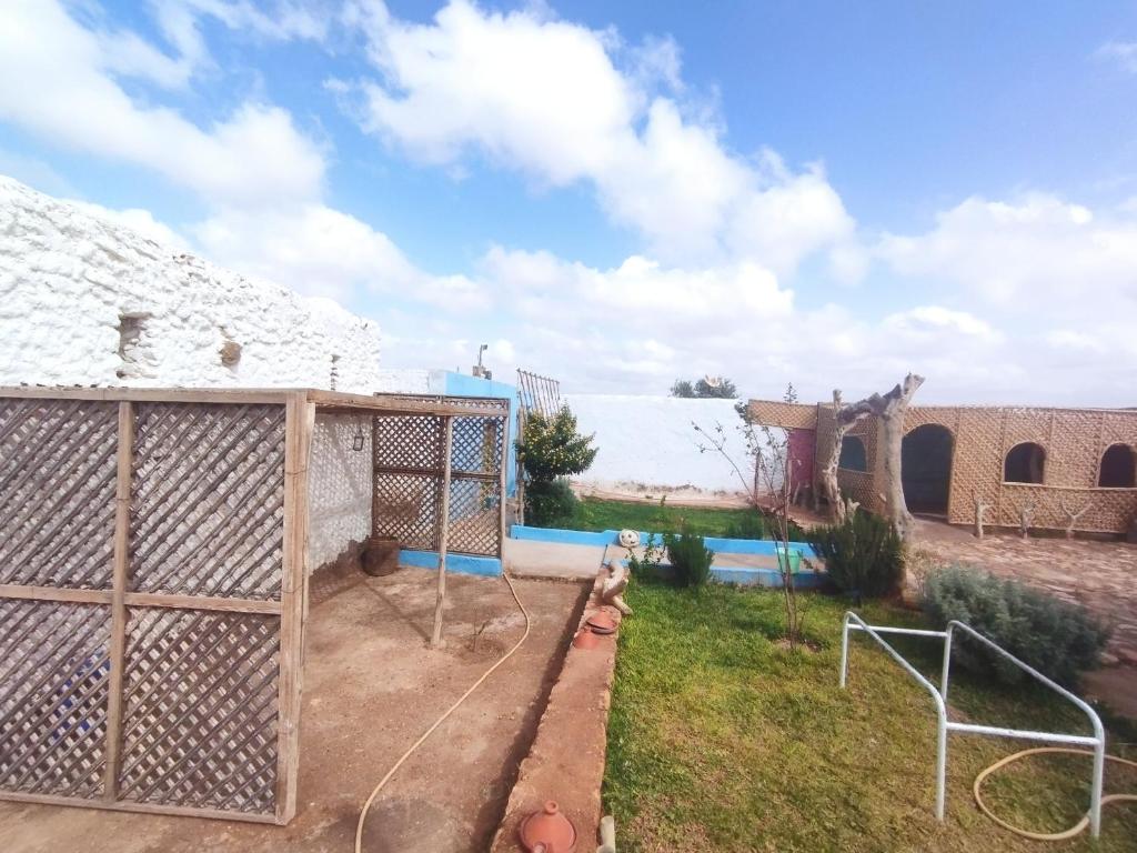 uma vista para o quintal de uma casa em Village donkey em Essaouira