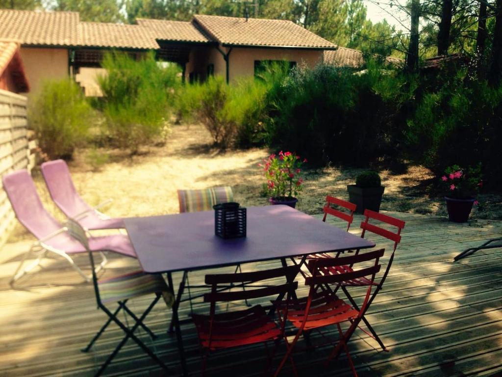 モリエ・エ・マーにあるMaison de 2 chambres avec piscine partagee et terrasse a Moliets et Maa a 2 km de la plageのパティオ(テーブル、椅子付)