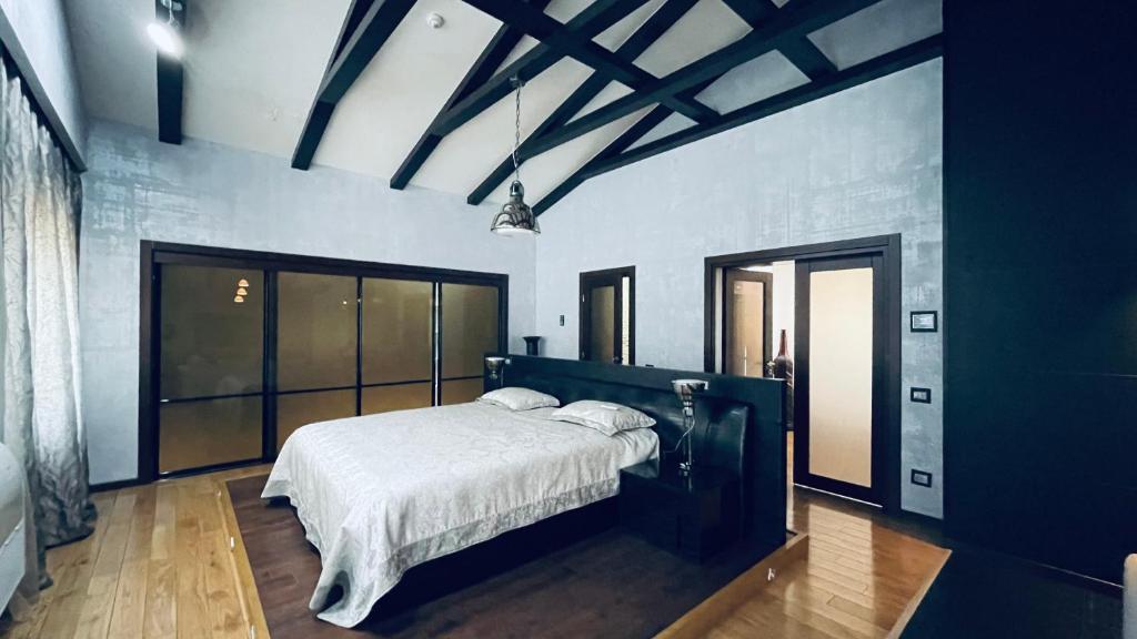 Ein Bett oder Betten in einem Zimmer der Unterkunft Вилла Sea Breeze