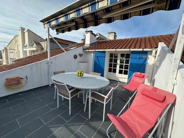 un patio avec une table et des chaises sur un balcon dans l'établissement Chez Nella, à Cannes