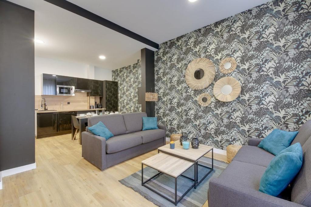 un salon avec un canapé et une table dans l'établissement 195 Suite Royal - Superb apartment in Paris, à Paris