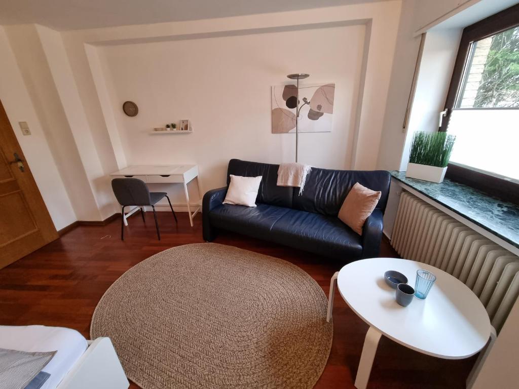 ein Wohnzimmer mit einem Sofa und einem Tisch in der Unterkunft Ferienwohnung 120 in Schloß Holte-Stukenbrock