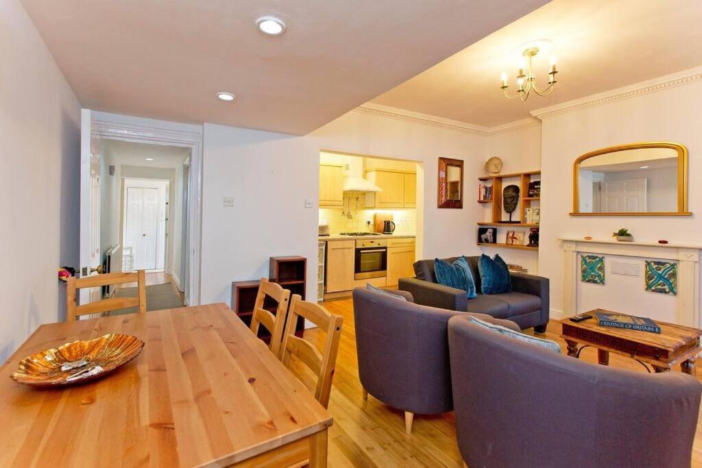 2 Bedroom Home Central London Victoria London tesisinde bir oturma alanı