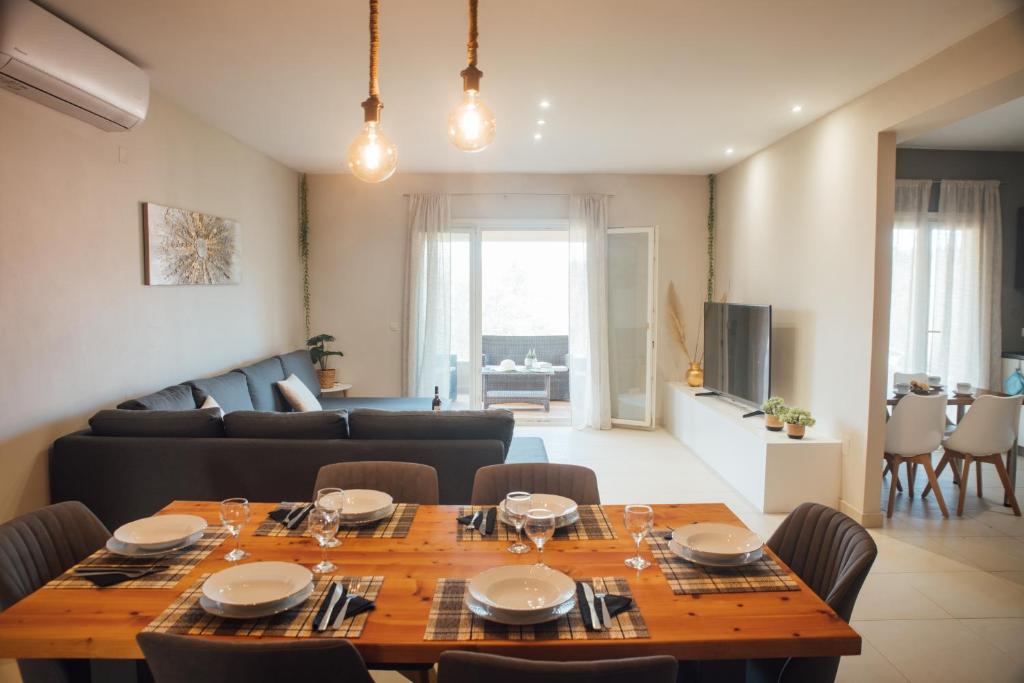 Villa Elena في Áfra: غرفة طعام وغرفة معيشة مع طاولة وكراسي