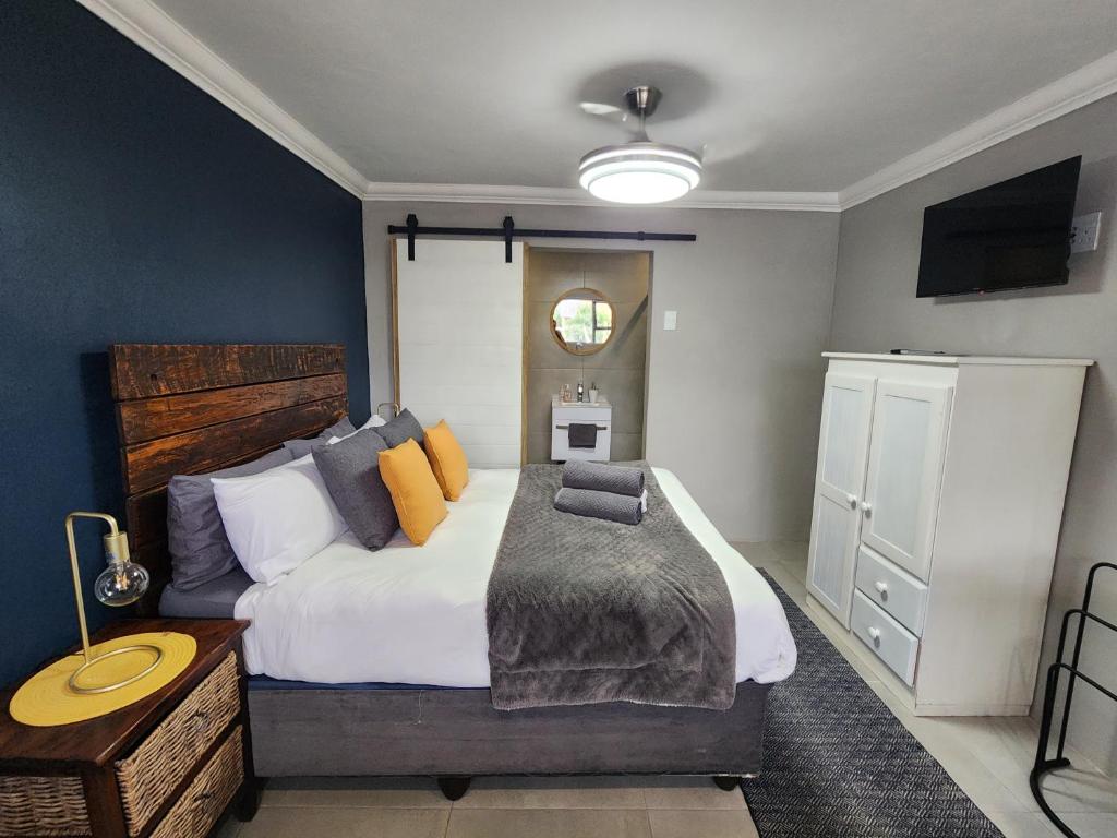 1 dormitorio con cama, mesa y TV en Atlantis Haven, en Sunrise-on-Sea