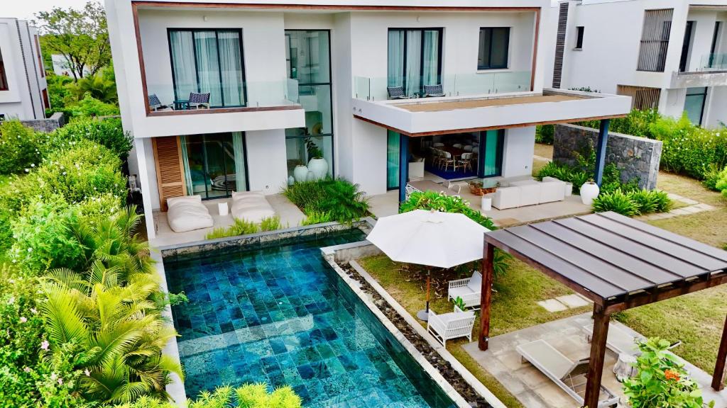 einen Luftblick auf eine Villa mit einem Pool in der Unterkunft Villa familiale avec piscine in Tamarin