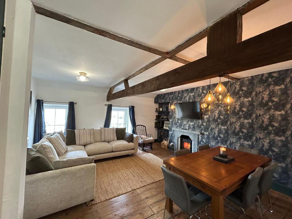 una sala de estar con un sofá y una mesa en Dolgellau Grand Heights Apt, en Dolgellau