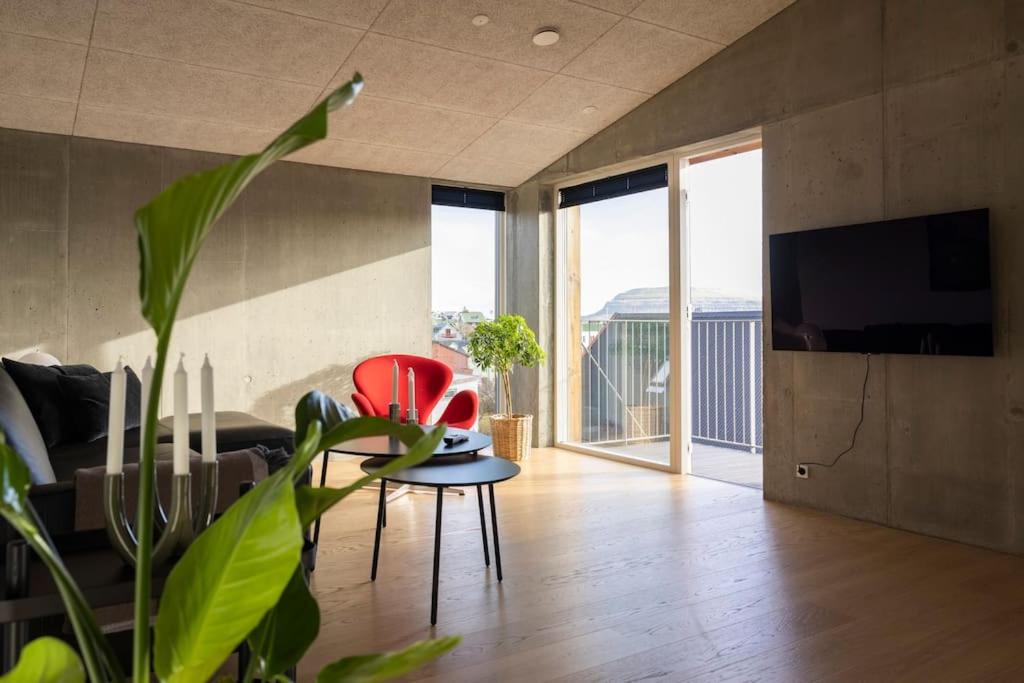 TV a/nebo společenská místnost v ubytování CONRADSBREKKA Luxury Top Floor Apartment in Central Tórshavn