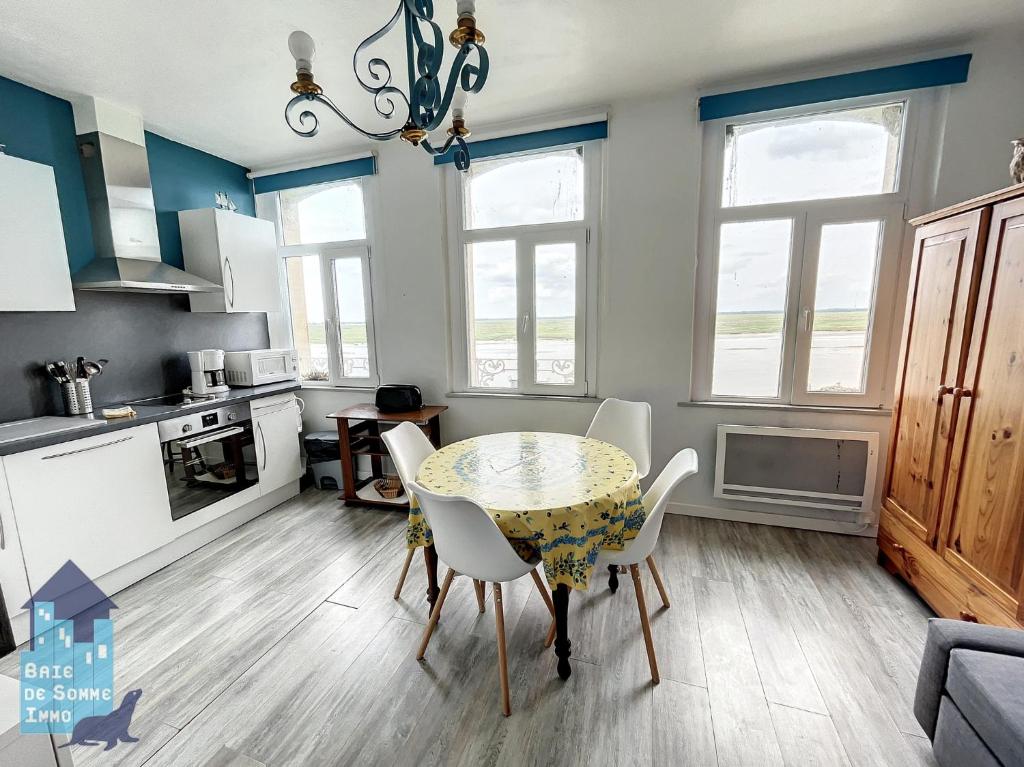 une cuisine et une salle à manger avec une table et des chaises dans l'établissement Echappée en Baie de Somme - vue magnifique sur la Baie, à Saint-Valery-sur-Somme