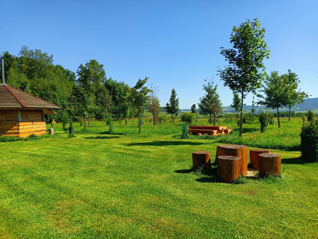 Aed väljaspool majutusasutust Treehous Sněžník s wellness
