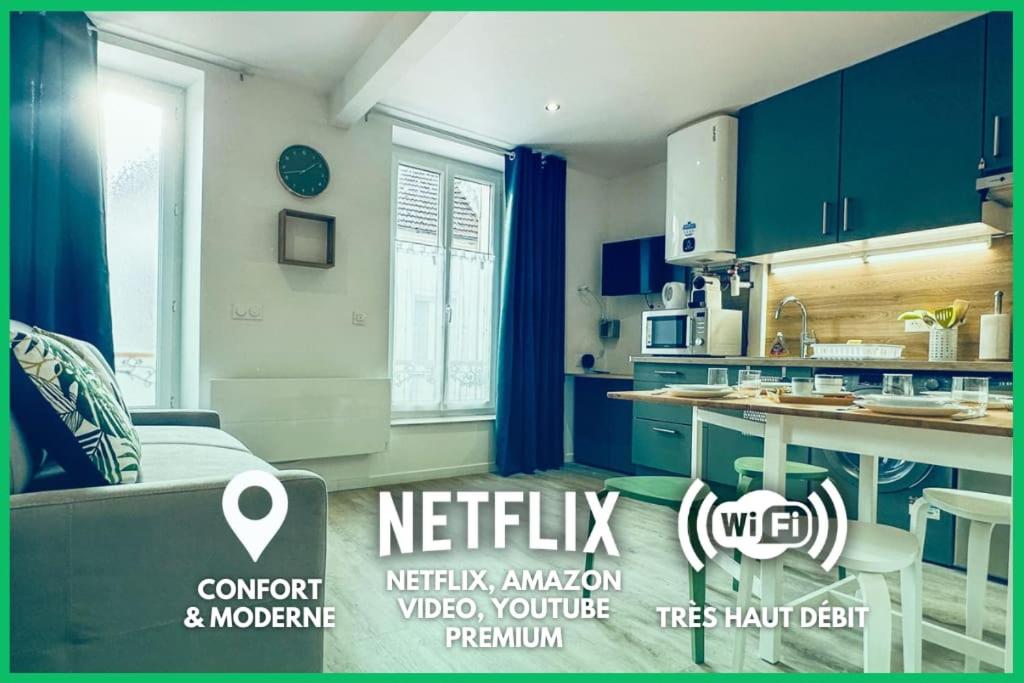 une cuisine avec des armoires bleues et un canapé dans une pièce dans l'établissement Le Héron - Élégance - Confort moderne - 2RFHomes, à Château-Thierry