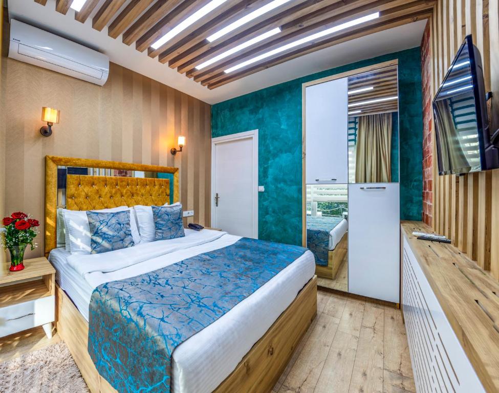um quarto com uma cama e uma porta de vidro deslizante em Sisli Form Hotel em Istambul