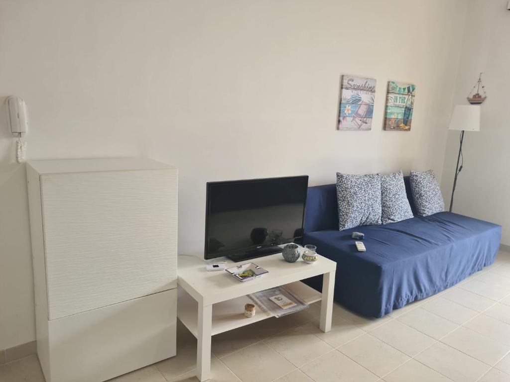 Televízia a/alebo spoločenská miestnosť v ubytovaní LA FINESTRA SUL MARE