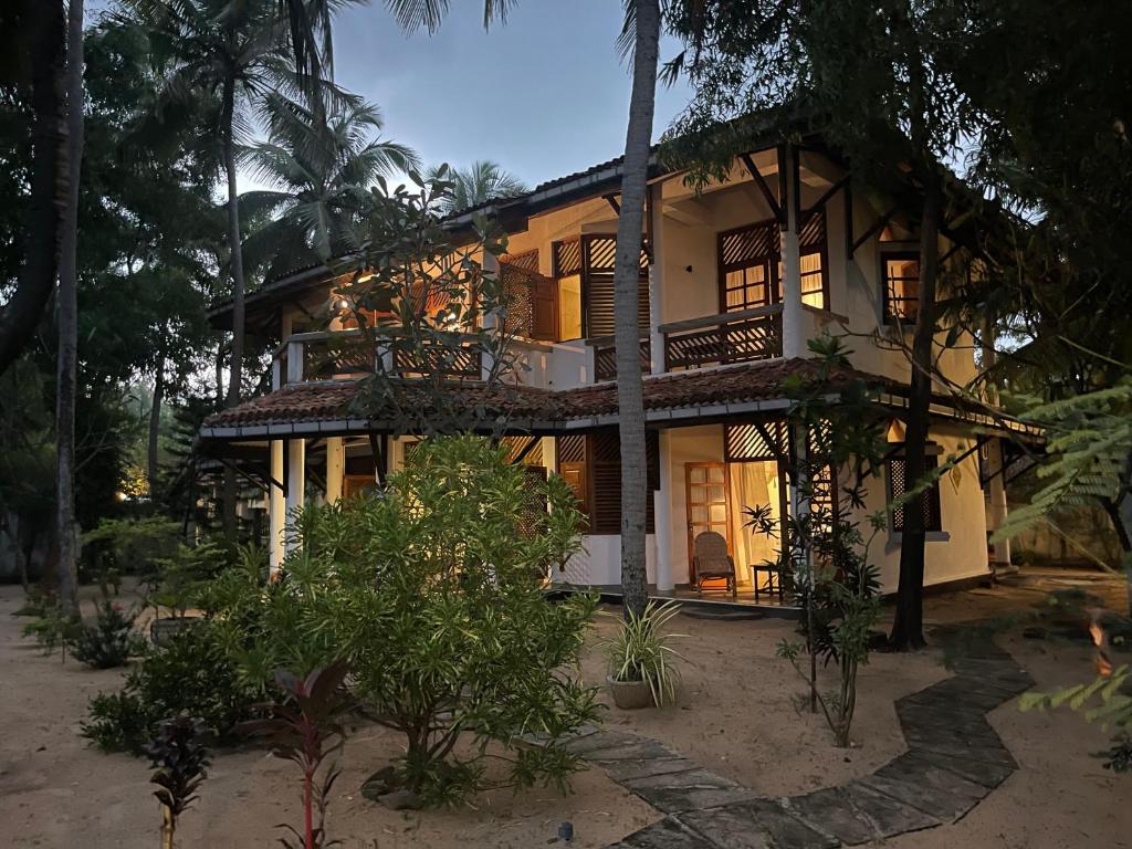 a house in the middle of a forest at Garden Family Appartement with Terrace Villa Wonne Beachhouse in Arugam Bay
