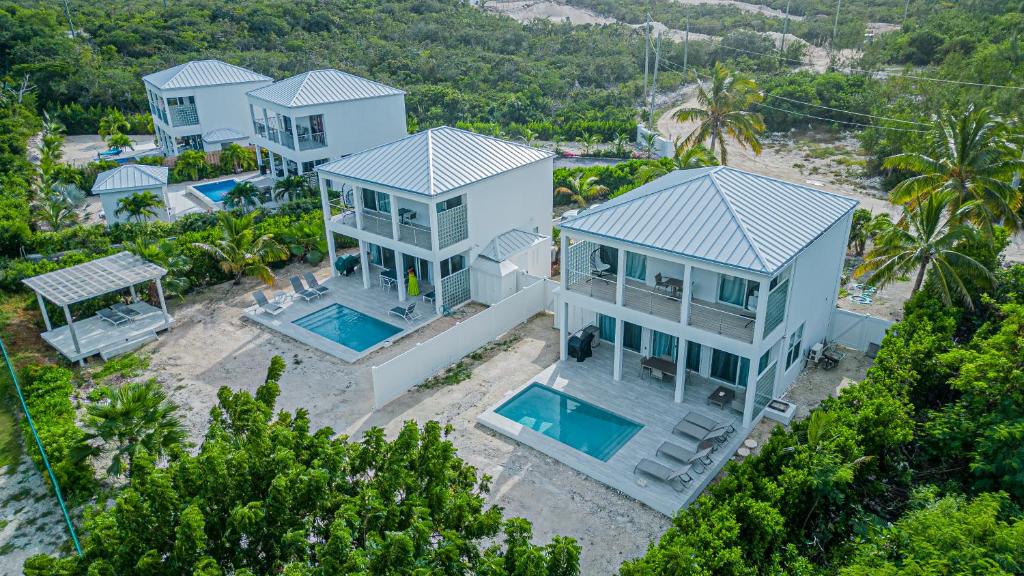 Villas with Private Pool 5 min to Grace Bay beach في Long Bay Hills: اطلالة جوية على منزل به مسبحين