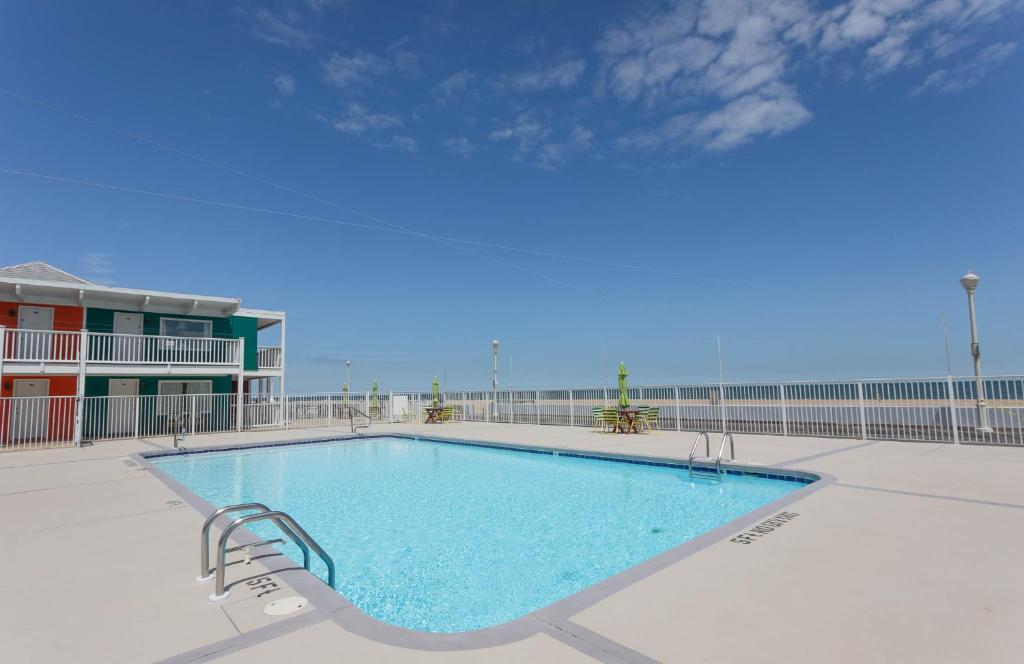 Der Swimmingpool an oder in der Nähe von Fish Tales Boardwalk Inn &amp; Ocean Mecca Motel