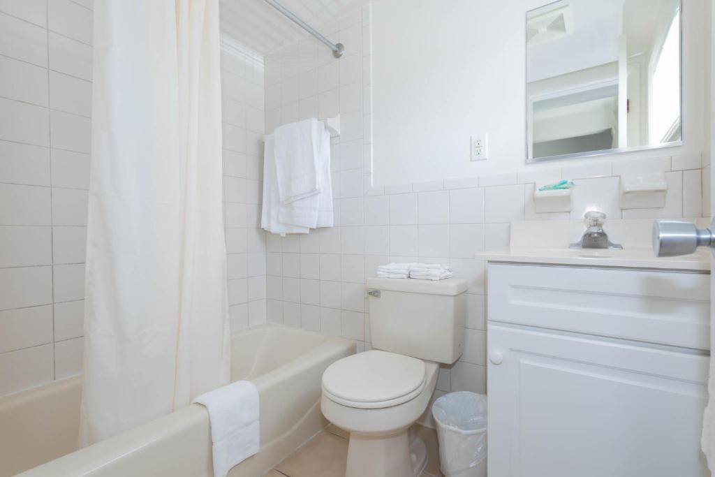 Ein Badezimmer in der Unterkunft Fish Tales Boardwalk Inn &amp; Ocean Mecca Motel