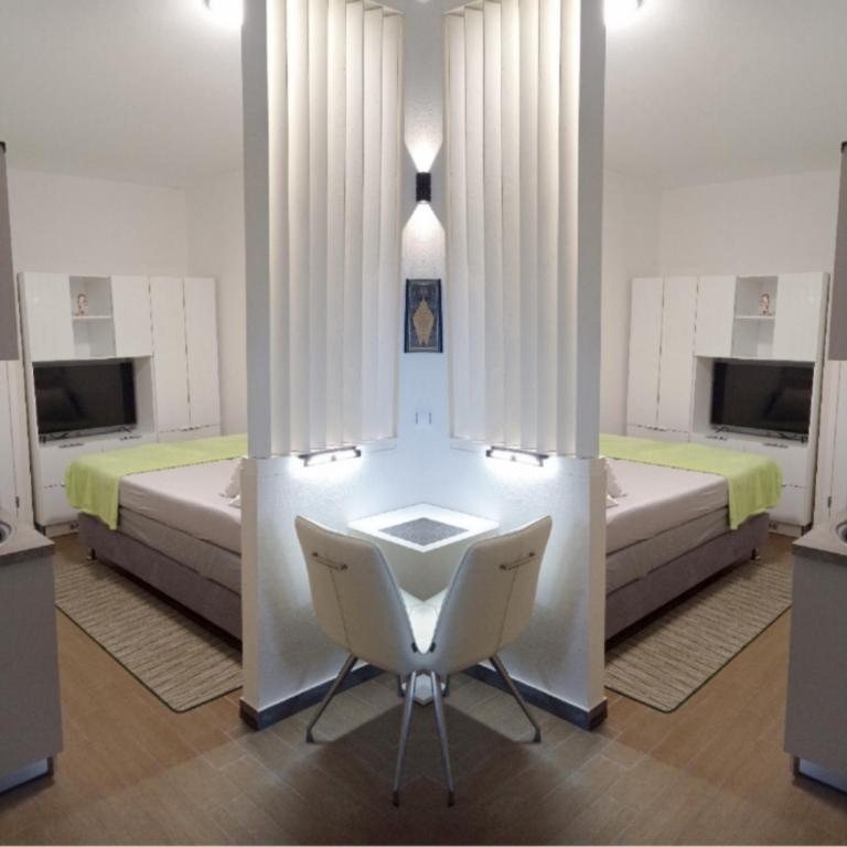 TV a/nebo společenská místnost v ubytování Studio apartment with pool