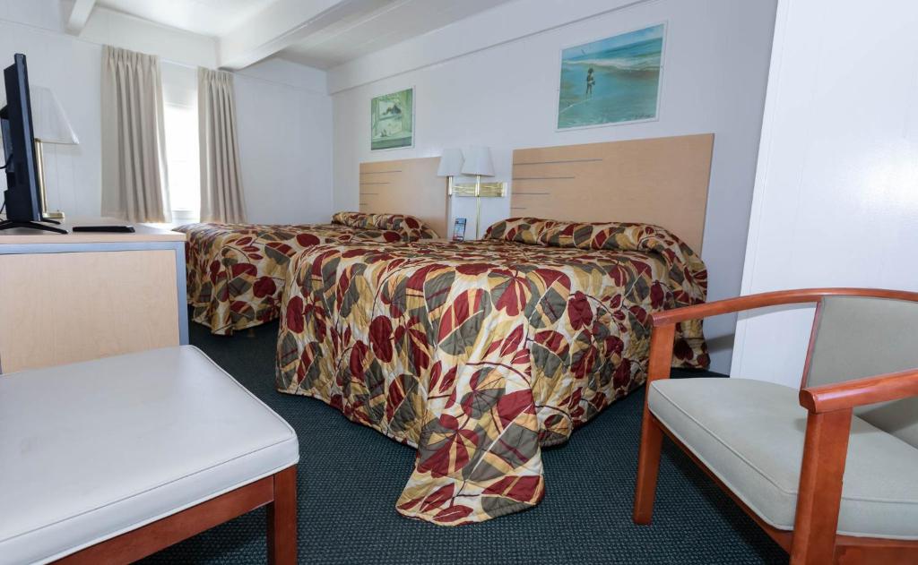 Letto o letti in una camera di Fish Tales Boardwalk Inn & Ocean Mecca Motel