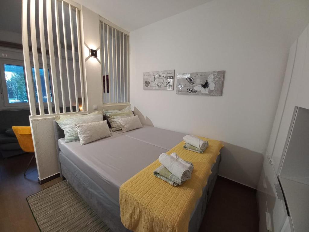 Postel nebo postele na pokoji v ubytování Studio apartment with pool