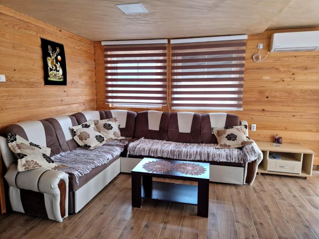 Posezení v ubytování Homoljski pogled Banja Zdrelo