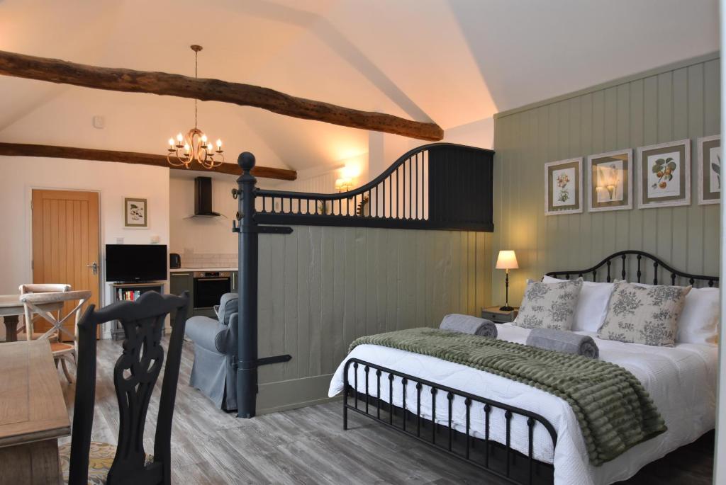 - une chambre avec un grand lit et un escalier dans l'établissement Buttercup, à Rye