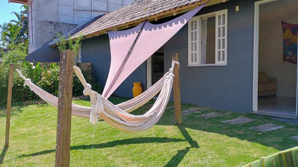 - un hamac dans la cour d'une maison dans l'établissement Loft família na praia de Capri, à São Francisco do Sul